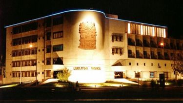 Mañana la Legislatura se pintará con luz dorada