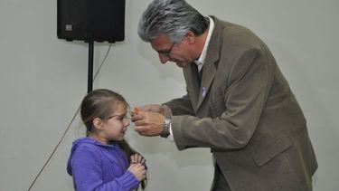 Entrega de anteojos, audífonos y DNI en Capital