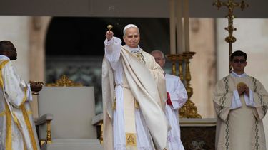 León XIV asumió el papado con un llamado a construir un mundo donde reine la paz
