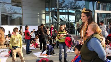 La Reina, llena de pequeños admiradores en el museo