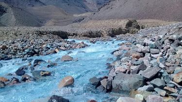La imponente belleza del arroyo turquesa que está en la Cordillera