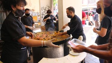 Show de paella al aire libre: el clásico manjar se mudó a la vereda en San Juan