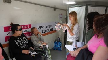 En el Día Internacional de la Lucha contra el Cáncer de Mama se desarrolló testeos de control en plena Peatonal de la Ciudad.