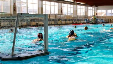 Nena sanjuanina sufrió un aneurisma en la pileta: la salvaron sus profes