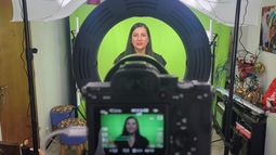 Sofía Nievas, la médica sanjuanina que busca colaborar con instituciones que ayudan a niños, pasa hasta cuatro horas por día filmando cada uno de sus videos.