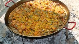 Los valencianos celebran su concurso de paellas