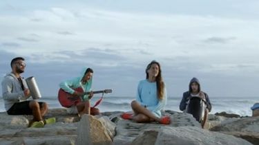 Escuchá Tus pies en la arena, lo nuevo de Pijama Party