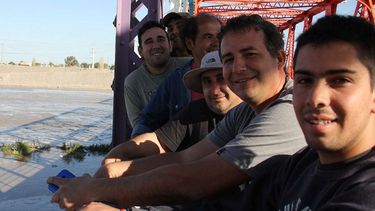 Por el desagote del Dique, el agua volvió correr bajo los puentes