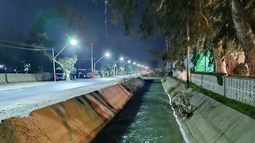 Un hombre cayó al canal Benavídez en plena noche y fue rescatado por la Policía. Un hombre cayó al canal Benavídez en plena noche y fue rescatado por la Policía.