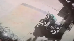 El momento en que la moto que estaba estacionada en una vereda de Capital fue robada. El momento en que la moto que estaba estacionada en una vereda de Capital fue robada.