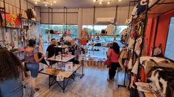 Tanto en sus locales como en cuando realizan una feria, los emprendedores que forman parte de Hilar San Juan ofrecen productos diversos, a precios convenientes.