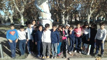 Los chicos engalanaron la plaza para el día de la Bandera