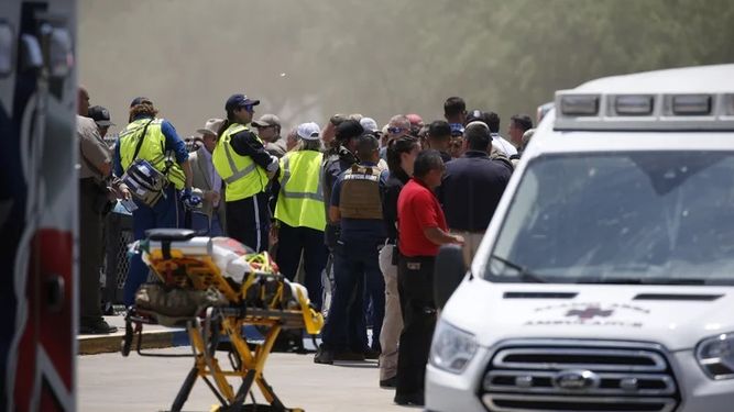 Otro tiroteo en Estados Unidos dejó 15 personas muertas, 14 niños y una maestra. Otro tiroteo en Estados Unidos dejó 15 personas muertas, 14 niños y una maestra.