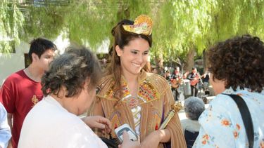 La reina Nacional del Sol recibió a los turistas junto a la música y sopaipillas