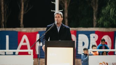 Uñac anunció que techará la cancha de futsal del Club Villa Hipódromo