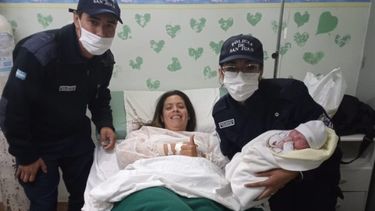 Policía asistieron a una mujer en el parto de su bebé en Caucete