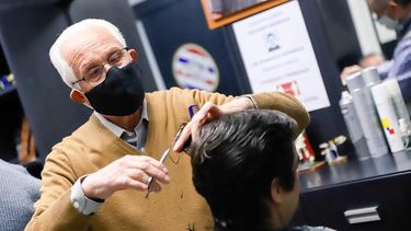 En el Día del Peluquero, un intendente saludó al más tradicional de la provincia