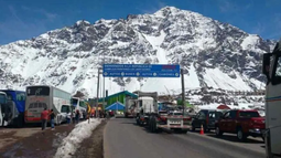 Cerraron el Paso Cristo Redentor por temporal con nieve: 700 camiones varados Cerraron el Paso Cristo Redentor por temporal con nieve: 700 camiones varados
