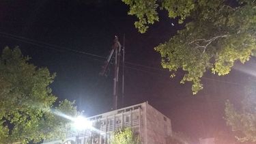 Se quebró una antena en pleno centro por el fuerte viento