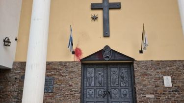 El Arzobispado cruzó a las feministas por las pintadas en la Catedral: Ofenden a la feligresía católica