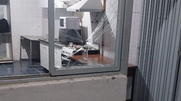 Así quedó el vidrio de la Comisaría 2da tras recibir el cabezazo del detenido. Así quedó el vidrio de la Comisaría 2da tras recibir el cabezazo del detenido.