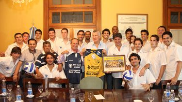 Los bicampeones de UPCN regalaron pelotas y camisetas a Gioja