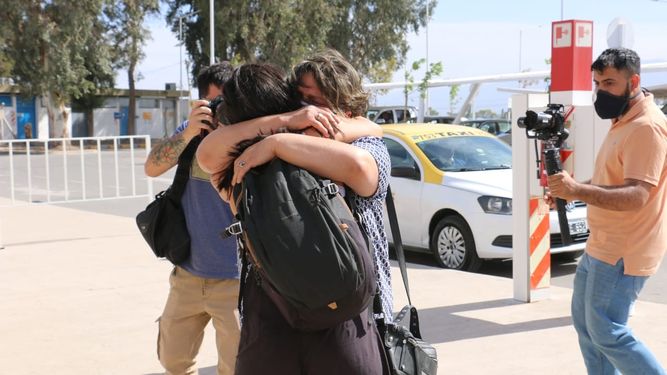 Emoción y estricto protocolo en la llegada del primer vuelo a San Juan tras la suspensión por la pandemia
