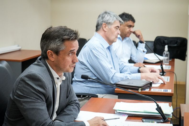 Al frente el fiscal Roberto Ginsberg. Al fondo los abogados defensores de los acusados, Fernando Bueno de la Cruz y Juan Eduardo Sait.