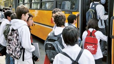 Universitarios indignados porque no les cobran escolar: ¿legal o ilegal?