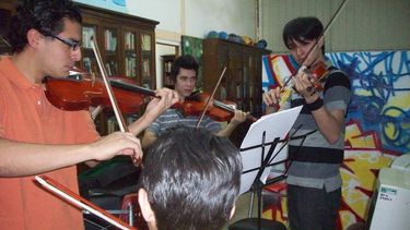 Abrieron un taller de violín y viola gratis para armar un orquesta juvenil