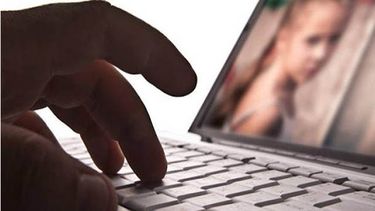 Filmaba a su hijastra en el baño pero igual zafó de la cárcel