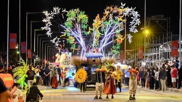 El Carrusel del Sol volverá a desplegar su magia en el corsódromo del Costanera Complejo Ferial.