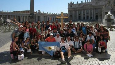 Desde vender maicenitas a sortear un auto: todo por ver al Papa Francisco
