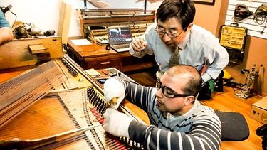 Diego Colombo, el único médico de pianos de San Juan
