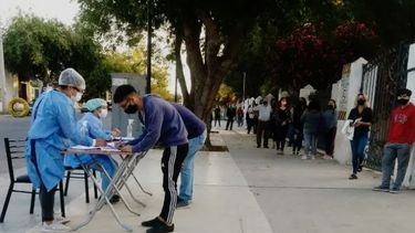 Feriado en cuarentena: la cola para hisoparse en el Cantoni llegó hasta el Auditorio