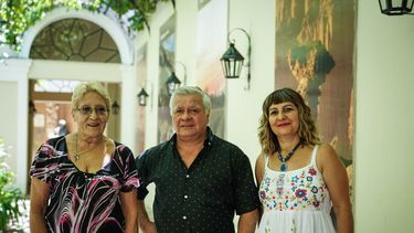 Juan Zalazar, junto a sus compañeras Isabel Sagredo e Isabel Valenzuela, en los jardines de la Casa de San Juan en Capital Federal.
