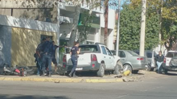 Una camioneta terminó sobre la vereda tras un fuerte choque con una moto en Trinidad Una camioneta terminó sobre la vereda tras un fuerte choque con una moto en Trinidad