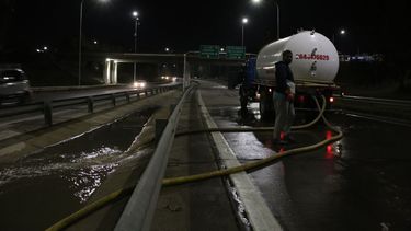 Se tapó un caño y la materia fecal inundó parte de la Avenida Circunvalación
