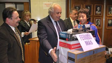 Capital entregó las computadoras del sorteo de la Maratón de la Fundación