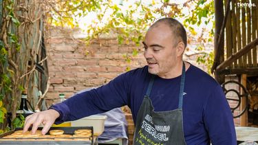 El rawsino que reversionó una receta de abuela para hacer panificados con vino blanco