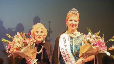 Encarnación Linares (dcha) y Antonina Castillo, las flamantes reina y virreina de Capital