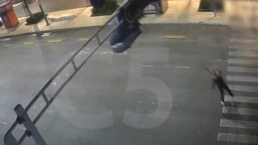 Un paracaidista cayó en plena avenida de la capital mexicana y quedó colgado de un semáforo.