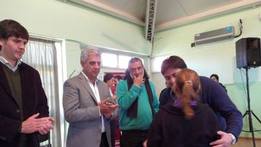 Chimbas: más de 800 beneficiarios recibieron las tarjetas sociales