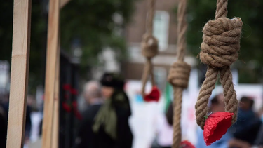 Irán: dos hombres atacaron un santuario y los ahorcaron