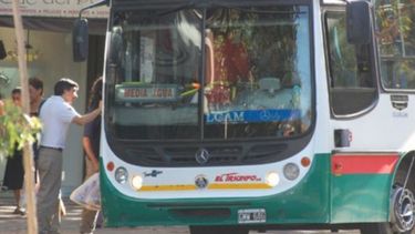 Un obrero encontró dólares en el colectivo y los devolvió