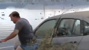 Video: taxista rescató a una familia que quedó atrapada en un auto en Zonda