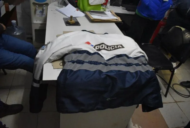 Como prueba, en aquel entonces hasta secuestraron los uniformes de los policías.