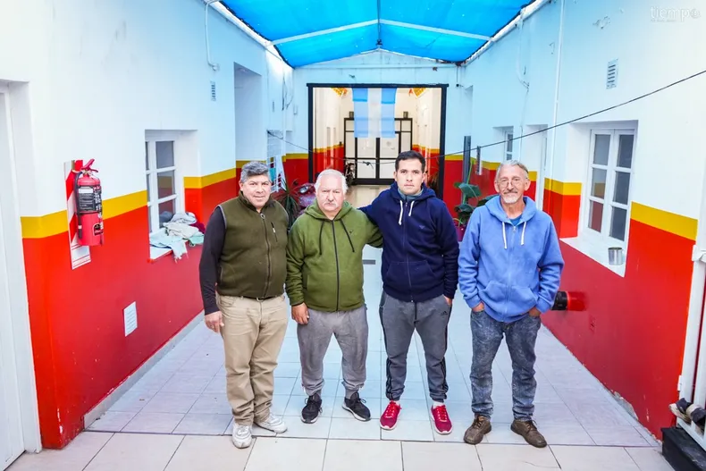 Julio, celador de la institución, posa junto a Joaquín, Diego y Rolando.
