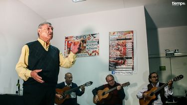 Acompañado de amigos, Pipo cantó el último tango en la parrillada. Fotos: Leandro Porcel.