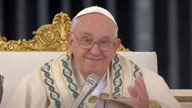 El Papa Francisco le rebajó el sueldo a los cardenales.